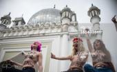 Per Amina Libera, Femen nei consolati tunisini a seno nudo
