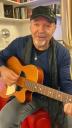 Coronavirus. Vasco Rossi imbraccia chitarra e canta "Senza parole"