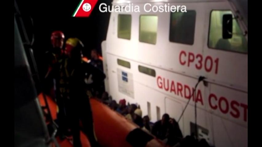Immigrazione: in 24 ore oltre 900 persone giunte in Italia 