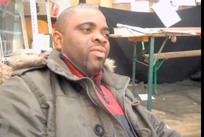 Villaggio di Lampedusa in Oranien Platz, parla uno dei profughi 