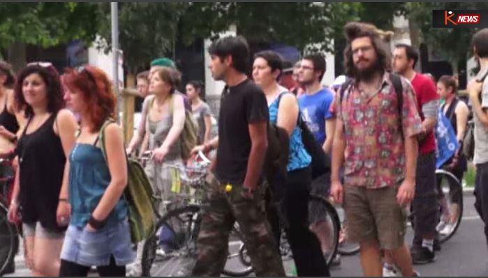 A Torino scende in strada "l'orgoglio matto"