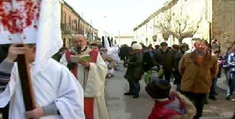 Troia (FG), processione penitenziale delle catene e figuranti incappucciati